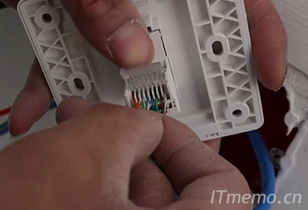 用力压下网线面板的开关