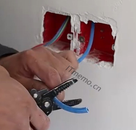 我们用剪刀或其他剥线钳将网线的外层保护套剥开，剥线的时候千万不要伤到里面的8根网线保护层。