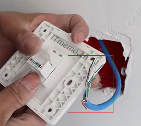 、把8根细网线（铜线）分开，理顺，再网线面板压线开关往上掰打开。