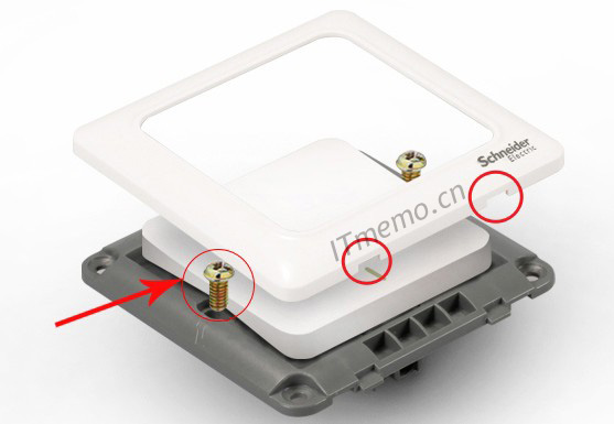 一般我们墙壁上的网线面板都是86面板，大家按照下图所示红色标注区域，用一字螺丝刀撬开面板，再拆掉螺丝即可，此步骤针对新手不知道如何拆开墙壁上的网线面板专门做的。
