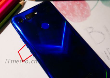 和其他大部分的荣耀手机一样，荣耀V20手机也可以使用快捷键快速界面。在解锁状态，同时按下：电源键和音量下键（-音量键）即可实现快捷键快速截屏，及时是在<a href='https://www.wddqw.com/c_657.html' target='_blank'>游戏</a>界面里面都可以使用这种方法，这种方法截图截屏也是最实用的一种。