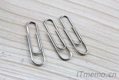 首先准备一支笔或者比较细小的东西，比如：回形针之类的……