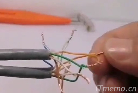 用剪刀或刀具将两根网线断掉的位置剪断，分别环切网线最外层的护套4-6厘米，再将4组8根缠绕的网线分开理顺，用剥线工具或打火机烧掉外层的皮，将相同的颜色对接缠绕起来，再用电工胶布、胶带包好防止氧化或碰电，此方法不需要购买特殊的工具，简单适用。