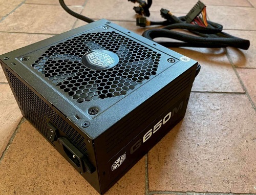 一般来说:如果出现了常亮而且风扇正常运转则表示供电没有问题,如果开机按钮不亮就是电源故障该换了,但有时候,电脑电源能通电运转、CPU风扇也会转,也可能是电源故障导致,这种往往出现在比较老旧的电源或电脑上情况居多。