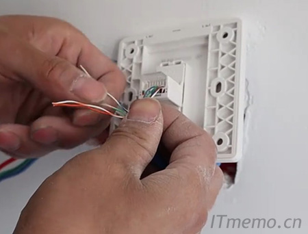 直接将网线对应的颜色按照（B）T568B的颜色线序插入网线槽超过金属前面0.4-0.6厘米左右即可，可能对于新手来说将8根网线一起排好不好插入压制，那么大家可以放一根压制一下或者分成4根插入压制一下来操作将网线压线开关用力往下压，这样可能会压制的好一点，因为标准是需要专门的工具将网线与面板上的金属夹子插上最后再用这个开关往下压牢的。