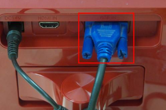 这个时候可能就是硬件显示器连接线存在问题了,尝试更换一根显示连接线,看看能不能亮屏。