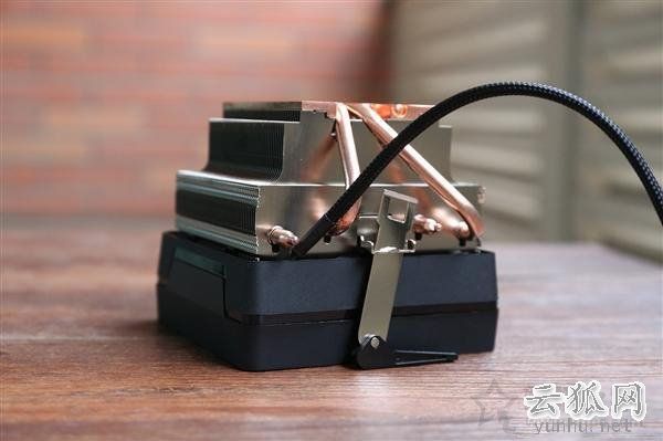 AMD锐龙Ryzen7 2700X盒装自带CPU散热器吗?自带散热器够用吗?