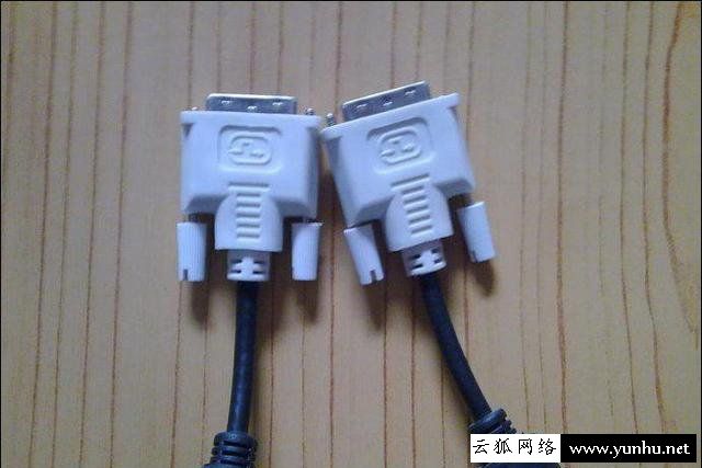 电脑一拖二教程:一台主机两个显示器看电影玩<a href='https://www.wddqw.com/c_657.html' target='_blank'>游戏</a>互相不冲突