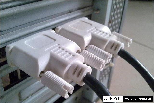 电脑一拖二教程:一台主机两个显示器看电影玩<a href='https://www.wddqw.com/c_657.html' target='_blank'>游戏</a>互相不冲突