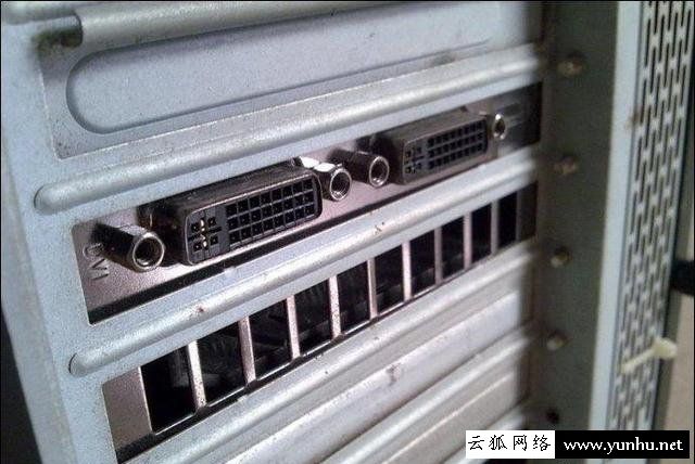 电脑一拖二教程:一台主机两个显示器看电影玩<a href='https://www.wddqw.com/c_657.html' target='_blank'>游戏</a>互相不冲突