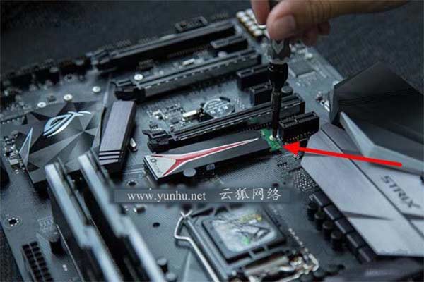 安装M.2固态硬盘