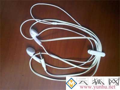 耳机的两边声音大小不一样怎么回事 二