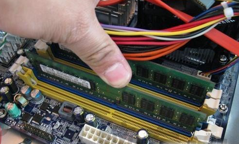 电脑显示屏不亮但是主机已开机是什么原因