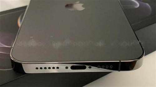 全球首台 USB-C 接口 iPhone 12:完美亮屏