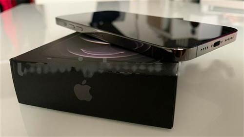 全球首台 USB-C 接口 iPhone 12:完美亮屏