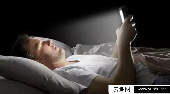 iPhone手机夜间亮度调最低还刺眼怎么办 打开弱光模式保护眼睛