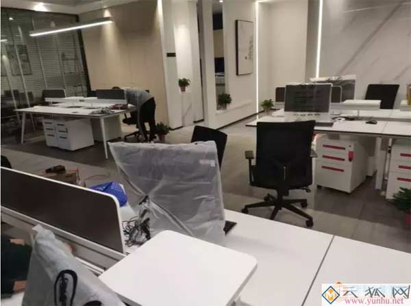 强电工师傅请注意了，以后再这样放网线就太不专业了