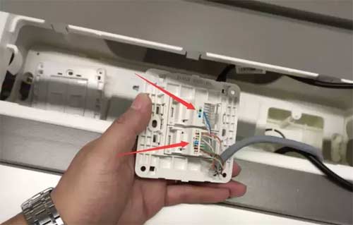 强电工师傅请注意了，以后再这样放网线就太不专业了