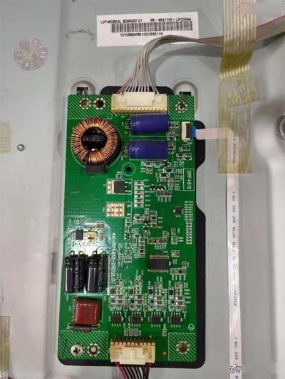 TCL液晶电视L48A71开机屏幕一闪黑屏的检修