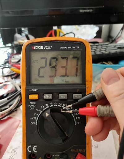 TCL液晶电视L48A71开机屏幕一闪黑屏的检修