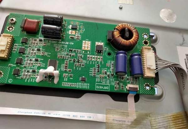 TCL液晶电视L48A71开机屏幕一闪黑屏的检修