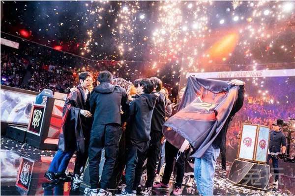 FPX 皮肤被吐槽，冠军皮肤因太丑上热搜