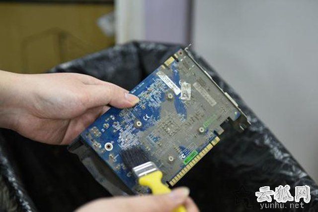 电脑显卡花屏怎么办？电脑独立显卡花屏的原因和解决方法