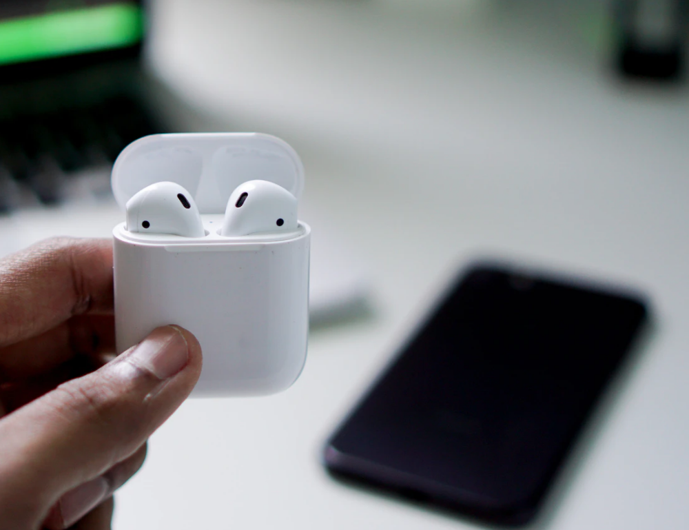 如何设置让 AirPods 在 iPhone 和<a href='https://www.wddqw.com/c_185.html' target='_blank'>其它</a>苹果设备之间自动切换？